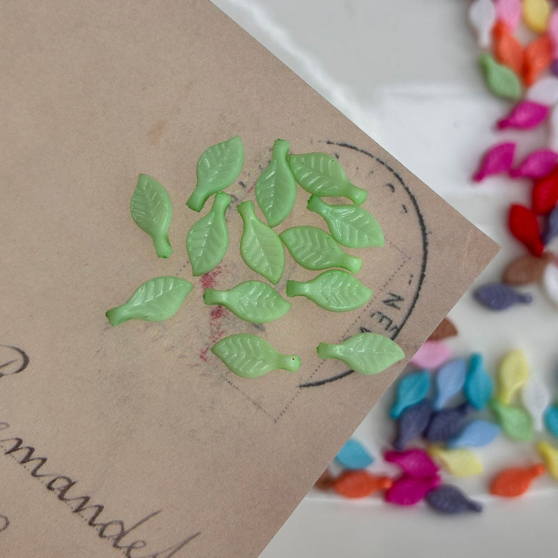 Charms de feuille en acrylique opaque massif