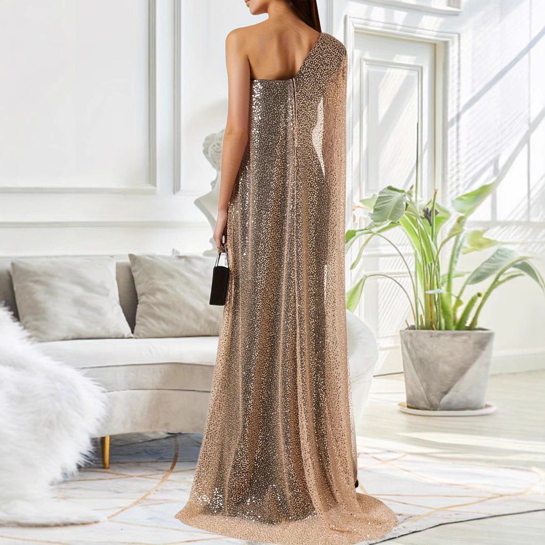 Robe noire à une épaule à fente