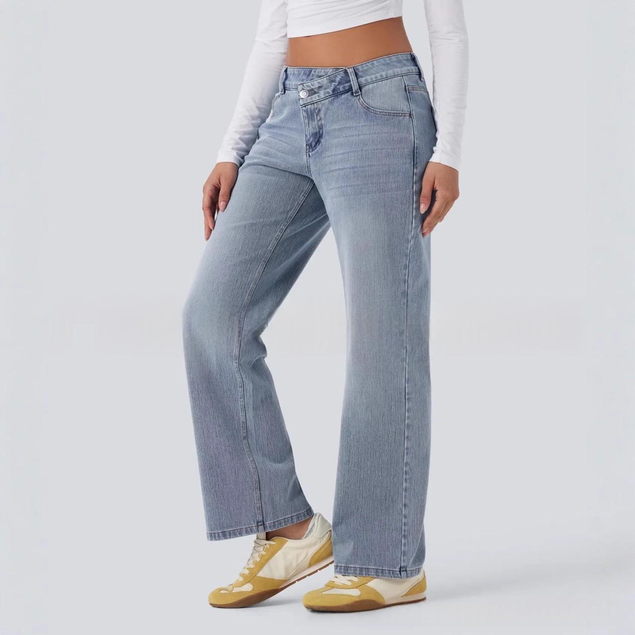 Jeans asymétriques à bouton-volant
