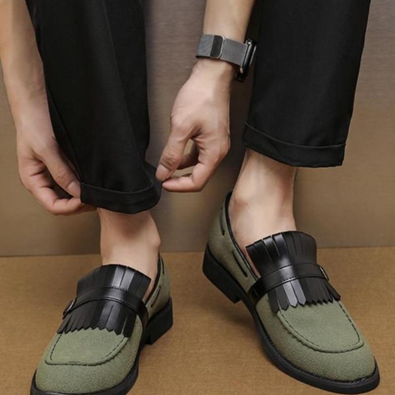 Chaussures de loafer de couleur unie pour hommes avec des accents de déguisement