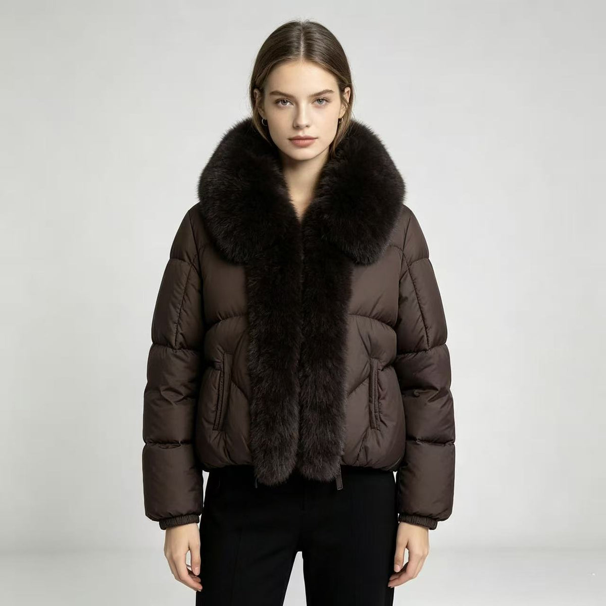 Manteau court en coton rembourré avec un panneau de collier en fausse fourrure