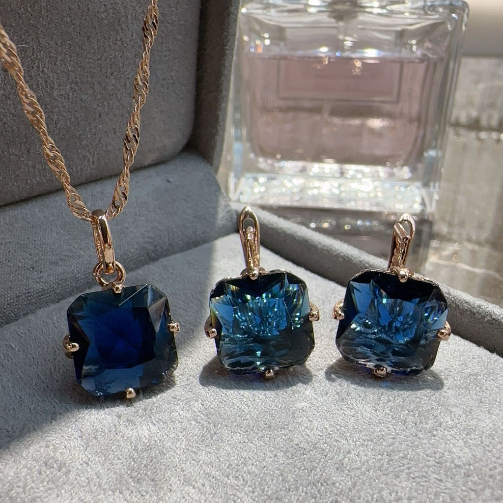 Boucles d'oreilles et colliers d'ornement