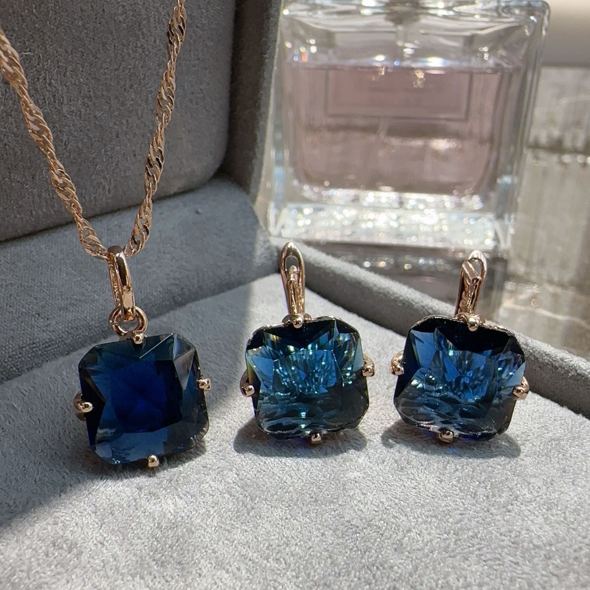 Boucles d'oreilles et colliers d'ornement
