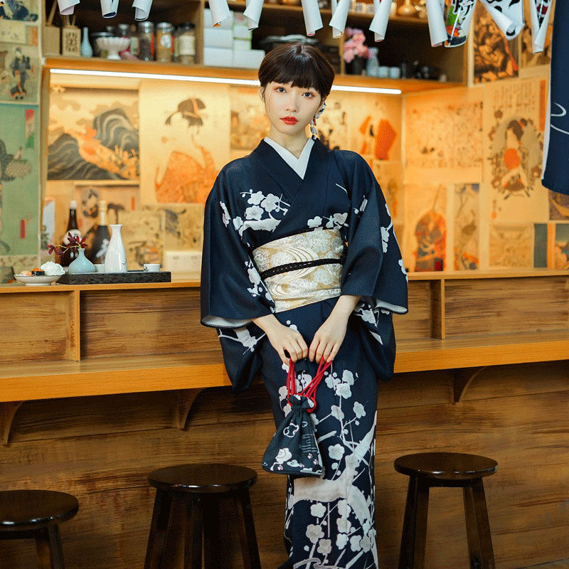 Kimono japonais traditionnel avec des motifs de fleur de cerise