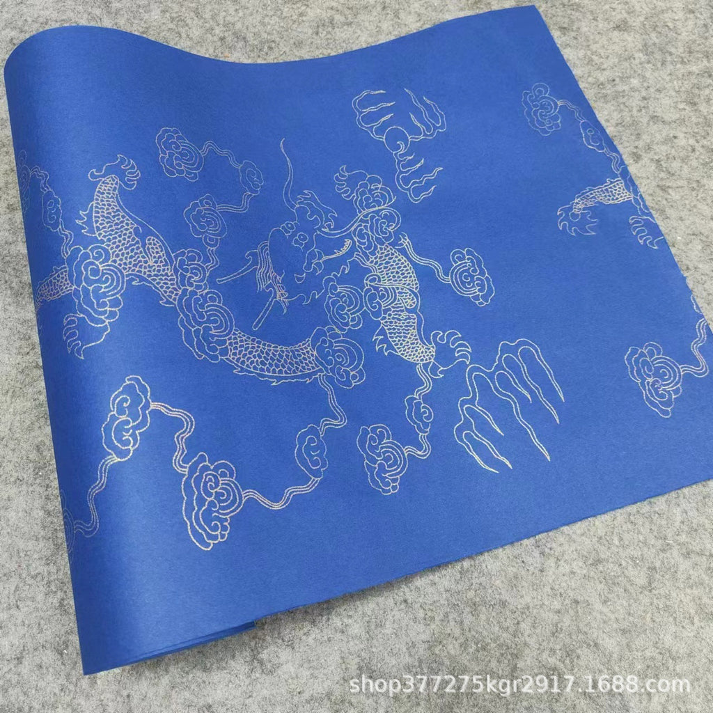 Papier calligraphie avec dragon doré Et les modèles de nuages auspicieux