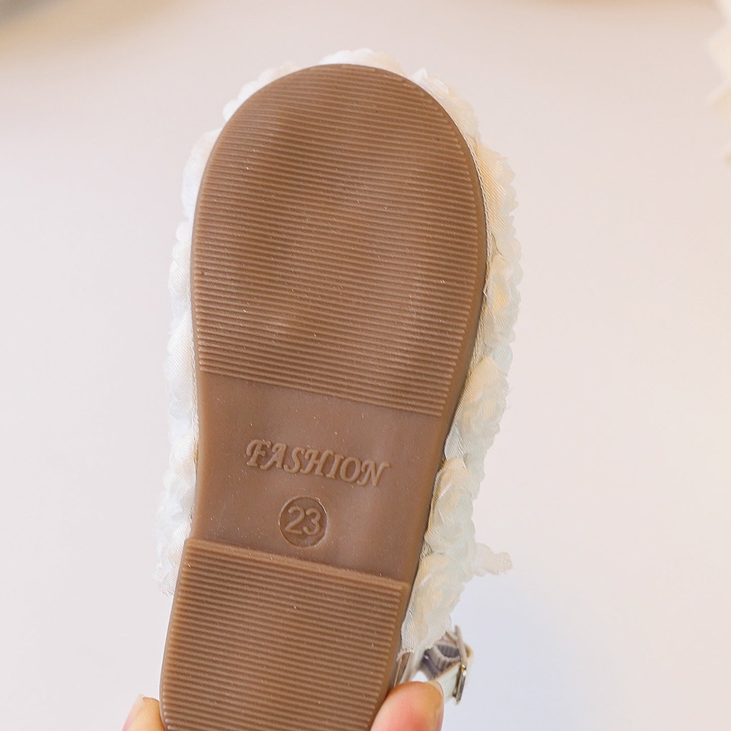 Sandales à talons plats à moitié fermées pour enfants