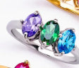 Une bague d'anniversaire en plusieurs pierres ornée de pierres de Zirconia en forme de marquise