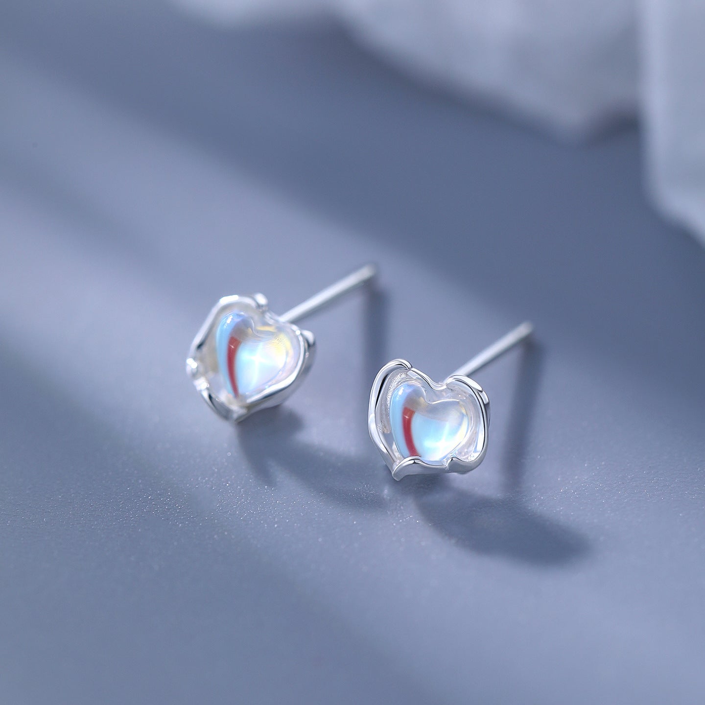 Boucles d'oreilles en forme de coeur en pierre de lune Niche et design pour les femmes