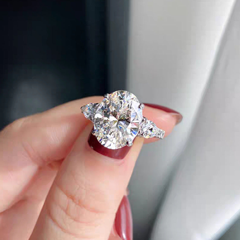 Anneau mousseux en forme d'oeuf de pigeon comparable à la coupe de fleurs de glace de Moissanite simulée Proposa
