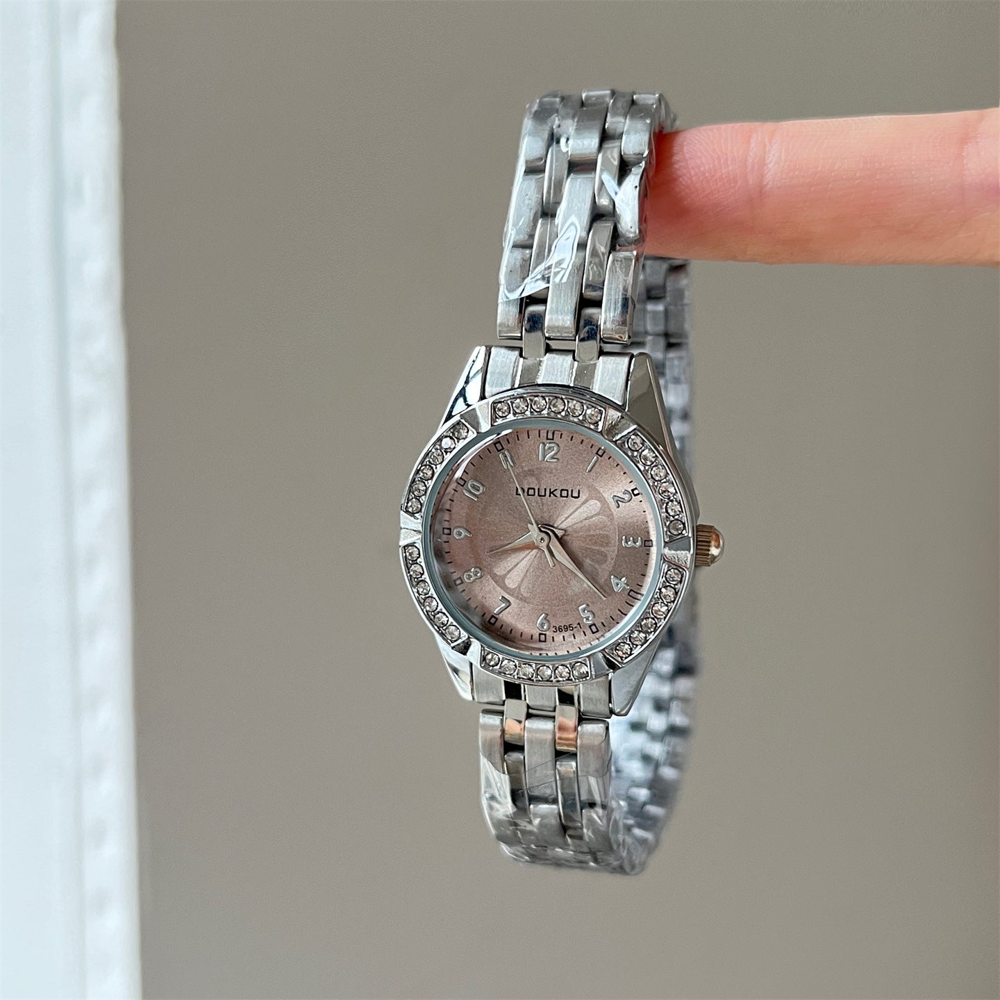 Cadran rond en forme de daisy avec embellissements diamant pour un Premium