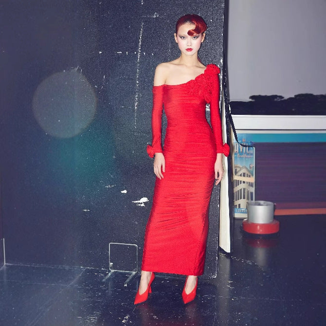 Robe à manches longues à épaule inclinée en trois dimensions