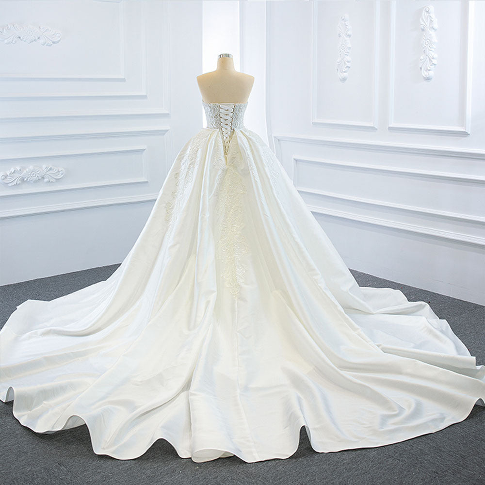 La robe de mariée porte deux sommets de queue de poisson