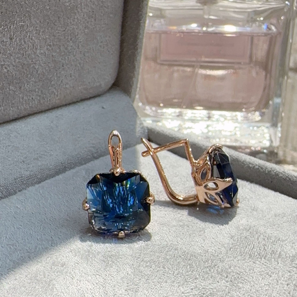Boucles d'oreilles et colliers d'ornement