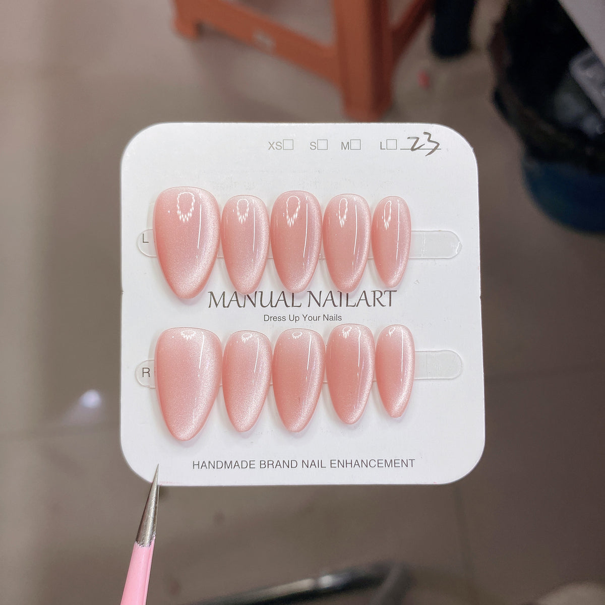Conseils d'art sur ongles de gel appliqués à la main pour le séchage UVLED