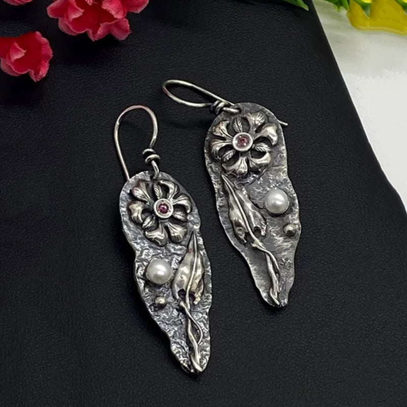 Boucles d'oreilles sculptées et incrustées de diamants