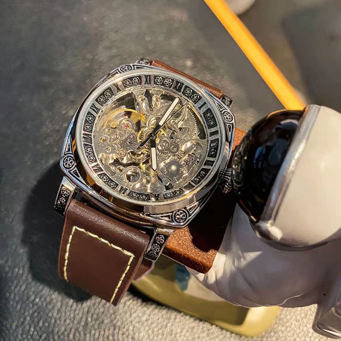 Relief-coupée Montre mécanique entièrement automatique pour hommes