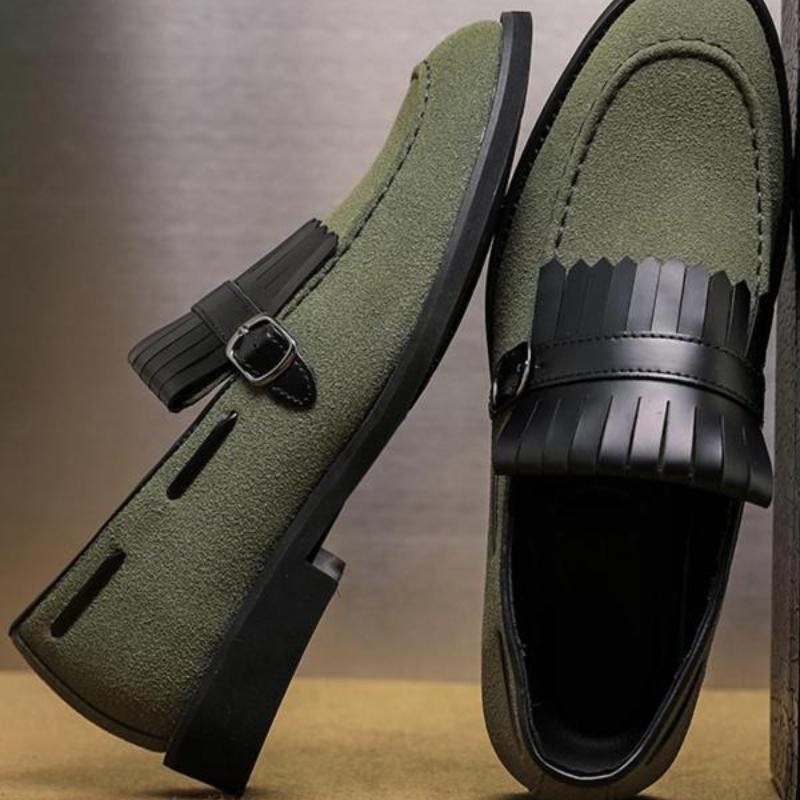 Chaussures de loafer de couleur unie pour hommes avec des accents de déguisement