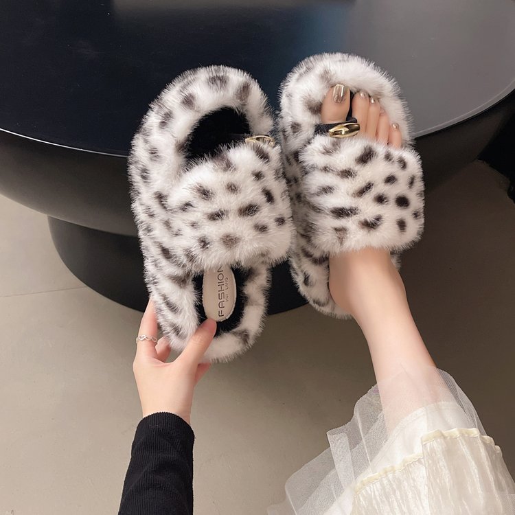 Pantoufles poilues avec des orteils d'impression léopard à la mode pour la maison et l'extérieur