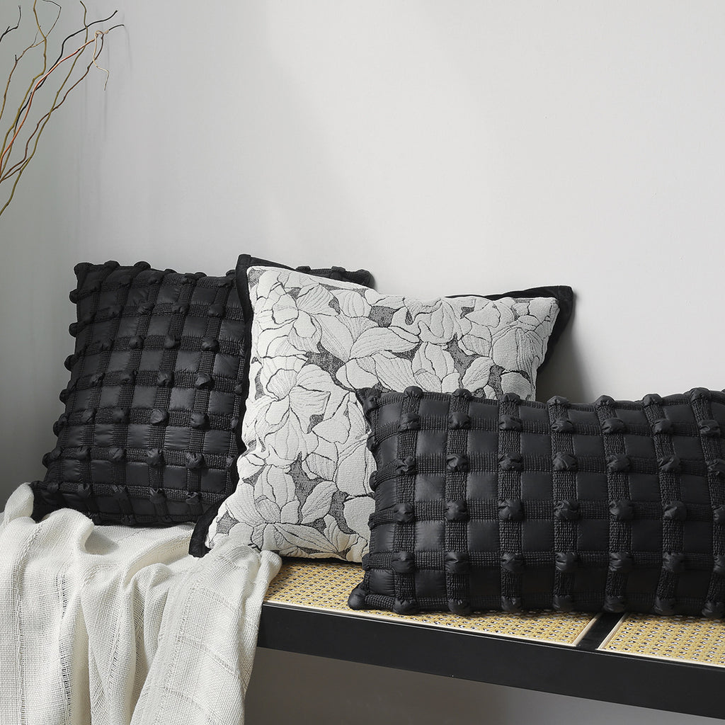 Canapé de style wabi noir et blanc avec une housse de coussin d'inspiration française légère