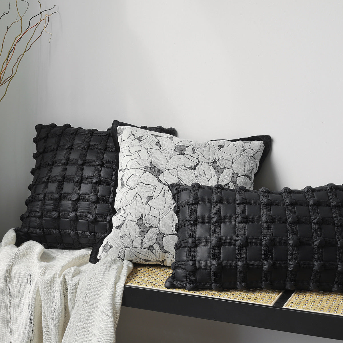 Canapé de style wabi noir et blanc avec une housse de coussin d'inspiration française légère