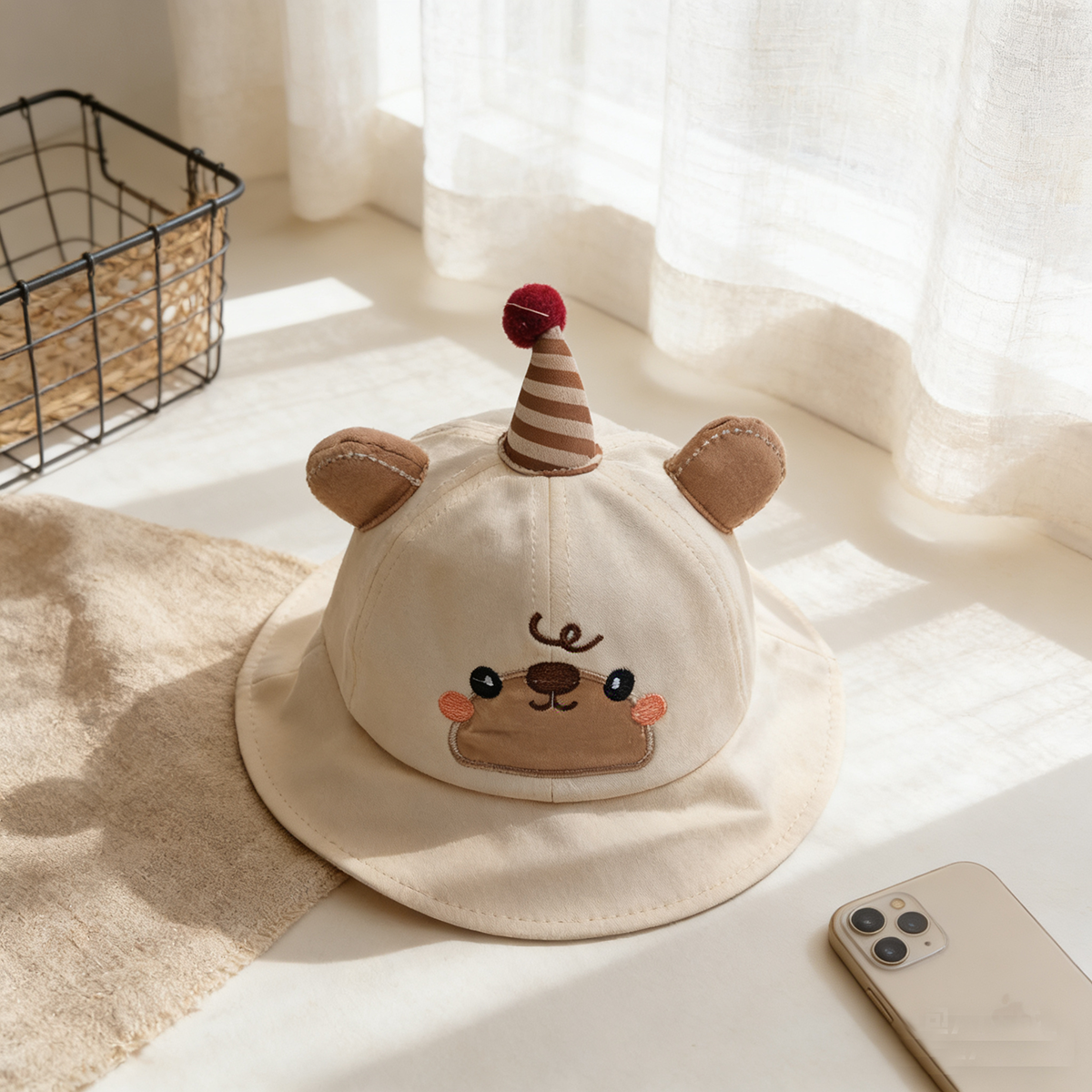 Cake monocolore pour enfants en forme de petit ours mignon aux fleurs brodées.