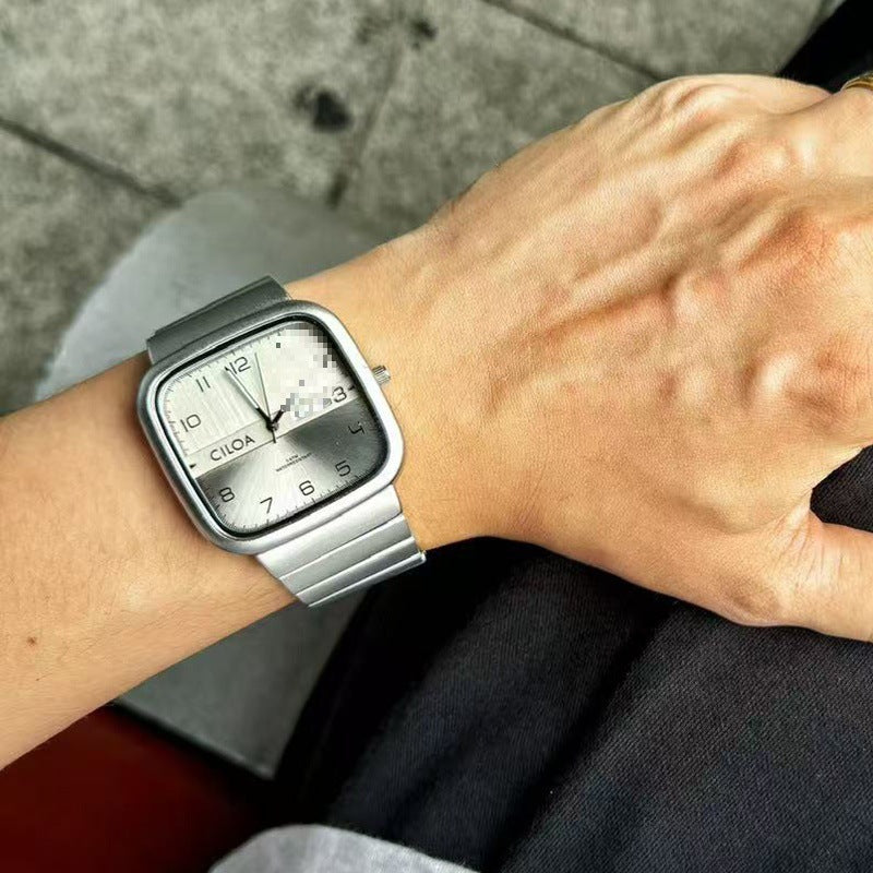 Montre de style mécanique et design adapté aux étudiants Détails du trou conceptuel pour les hommes