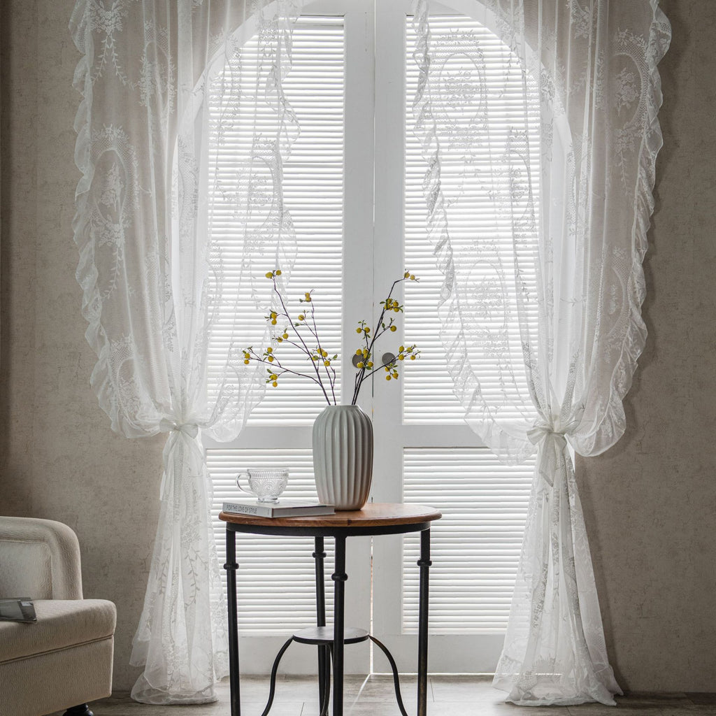 Fenêtre Balcon Bay en dentelle avec partition de sable blanc et rideaux pastoraux Wavy