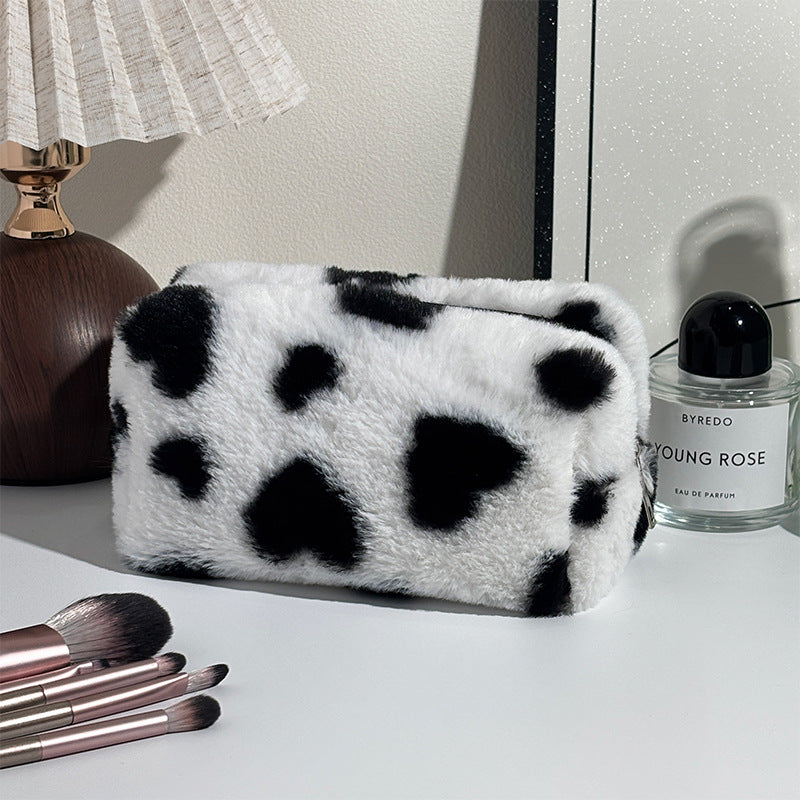Sac de maquillage mignon et élégant avec une peluche en forme de cœur design grande capacité et portable
