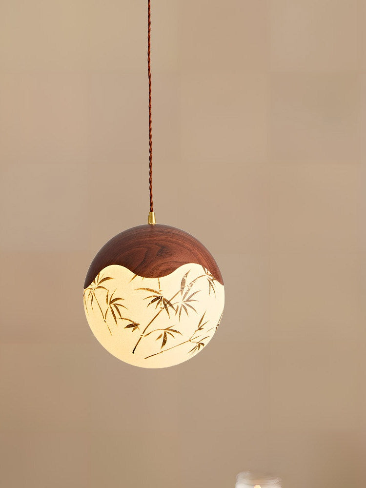 Lumière de pendentif de boule ronde moderne du milieu du siècle en noyer avec le design imprimé