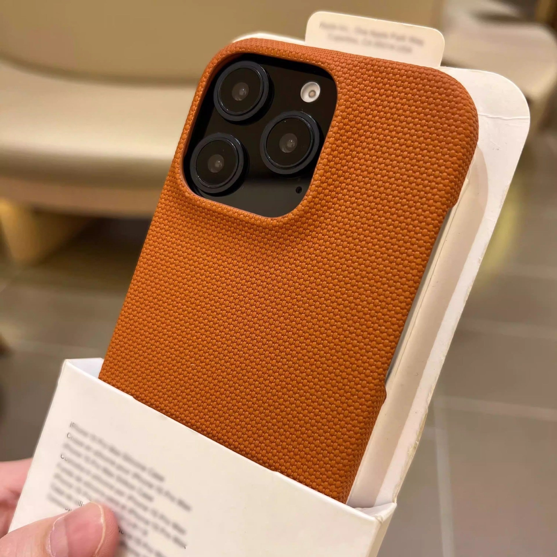 Smartphone Case en cuir végétalien avec une texture tissée et une fixation magnétique