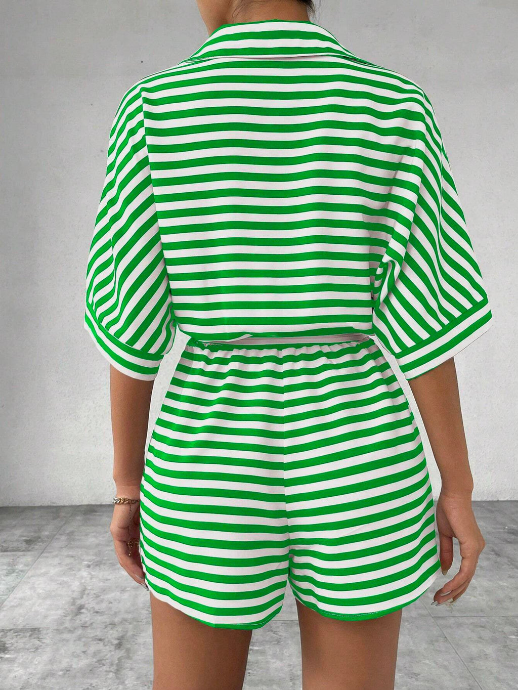 Maillot de saut rayé d'été doté d'un style de cardigan front-bouton de collier de lapel