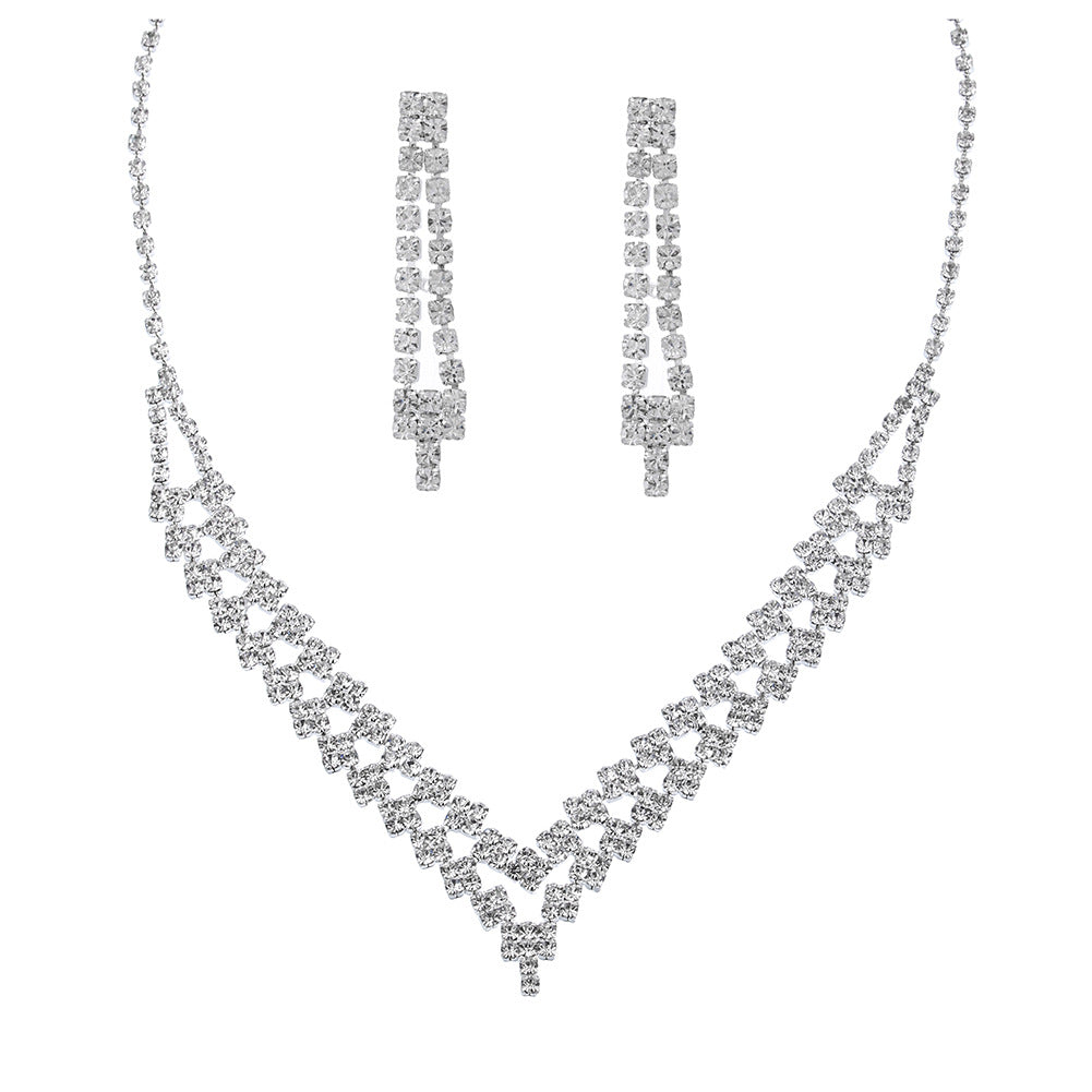 Boucles d'oreilles et colliers de fleurs douces et étincelantes d'Amazon