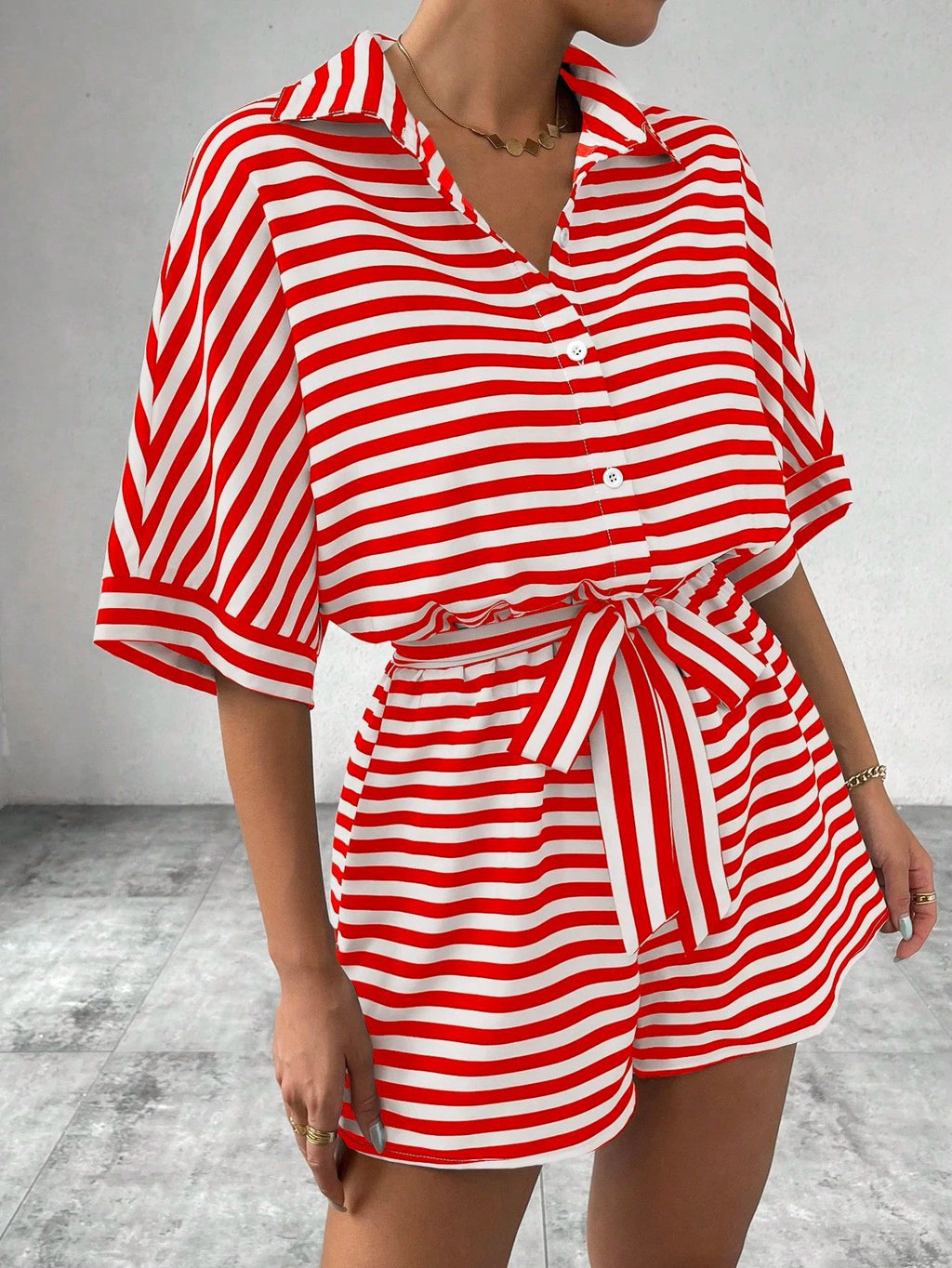 Maillot de saut rayé d'été doté d'un style de cardigan front-bouton de collier de lapel