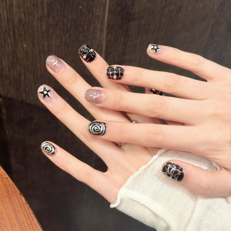 Doucement cool et épicé style Tomboy peint à la main Niche haut de gamme flottant Conseils d'ongle portable