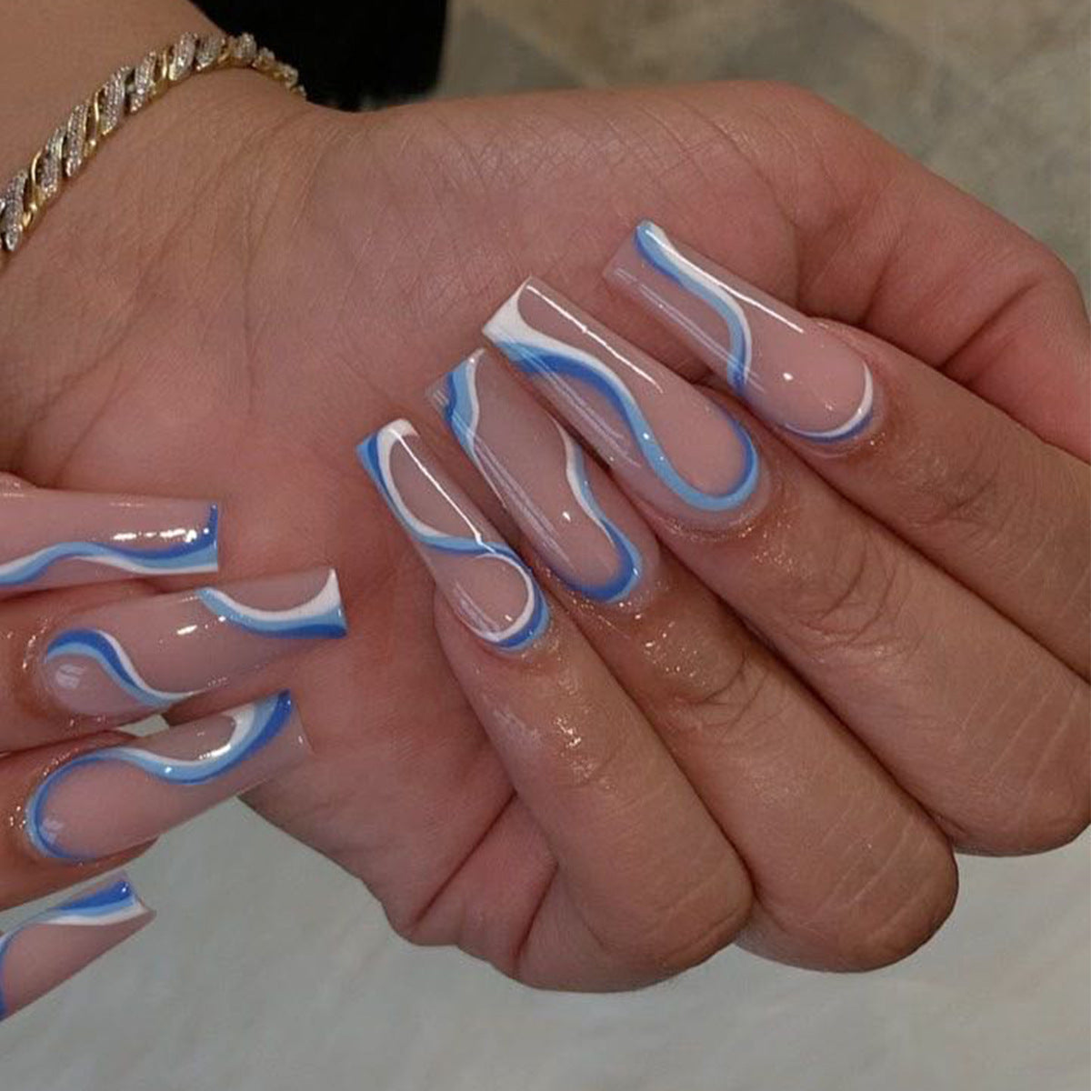 Conseils pour ongles amovibles bleu et blanc