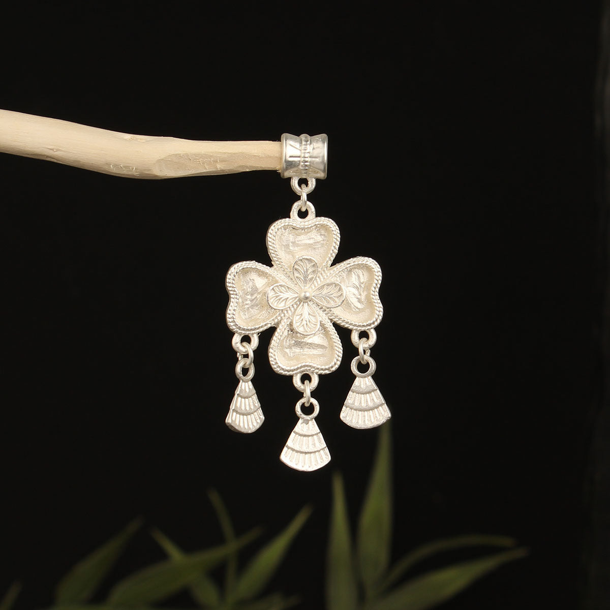 Pendentif papillon incrusté avec une cloche
