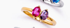 Une bague d'anniversaire en plusieurs pierres ornée de pierres de Zirconia en forme de marquise