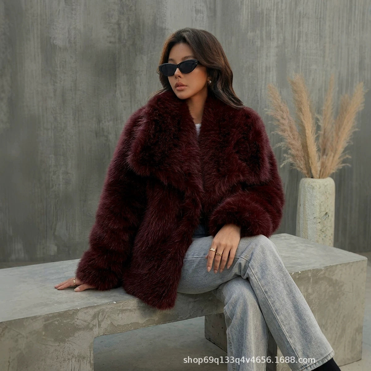 Manteau court fashionable pour femmes avec un grand lapel