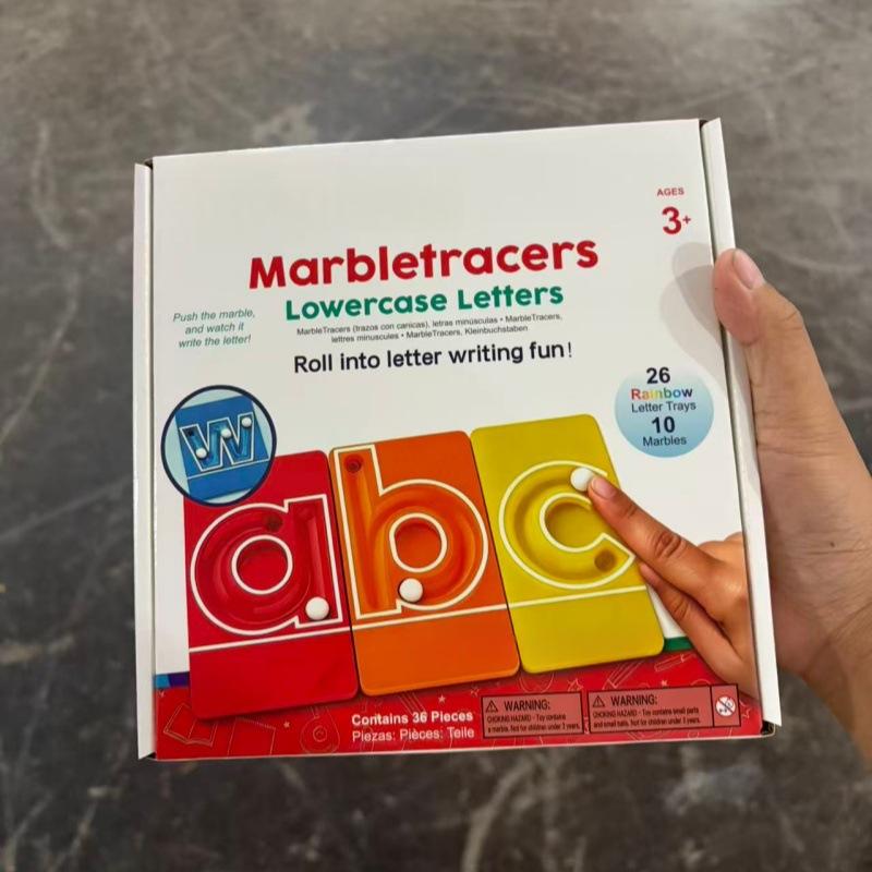 Les traceurs de marbre roulent dans l'écriture de lettres