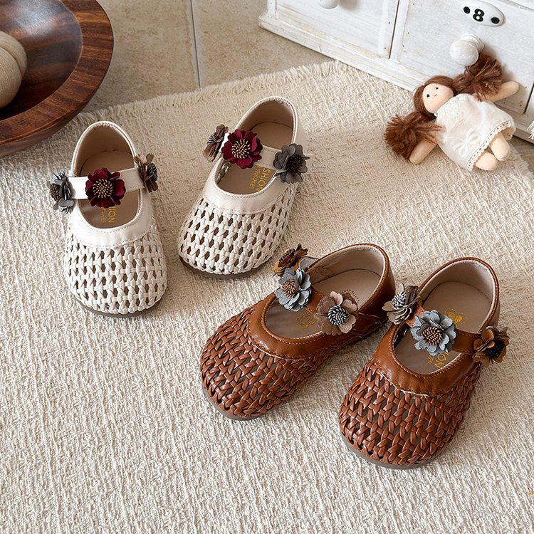 Leather shoes with flexible soles and retro style