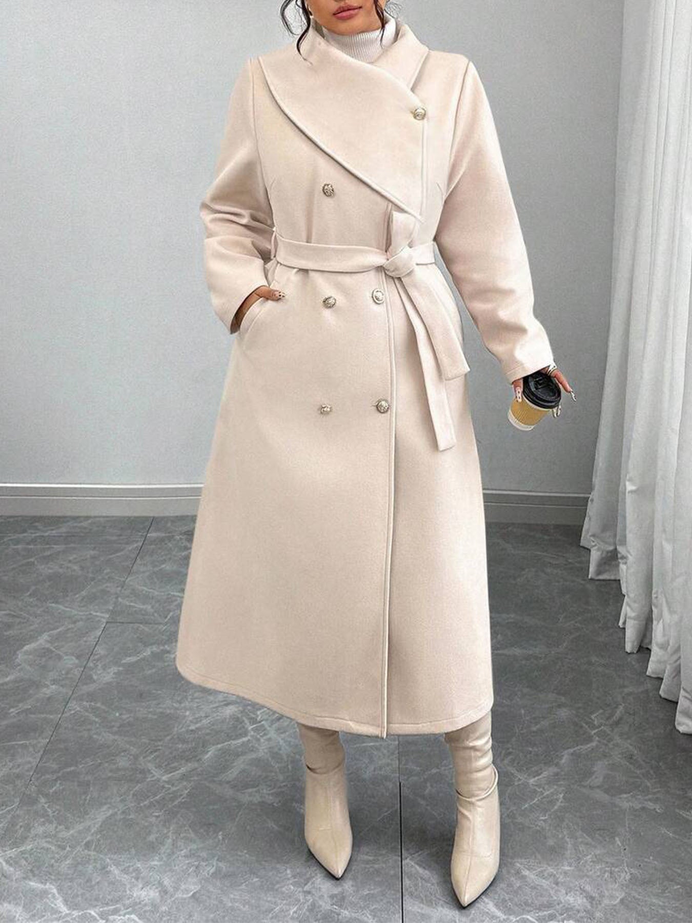 Manteau de laine à deux seins avec un collier asymétrique
