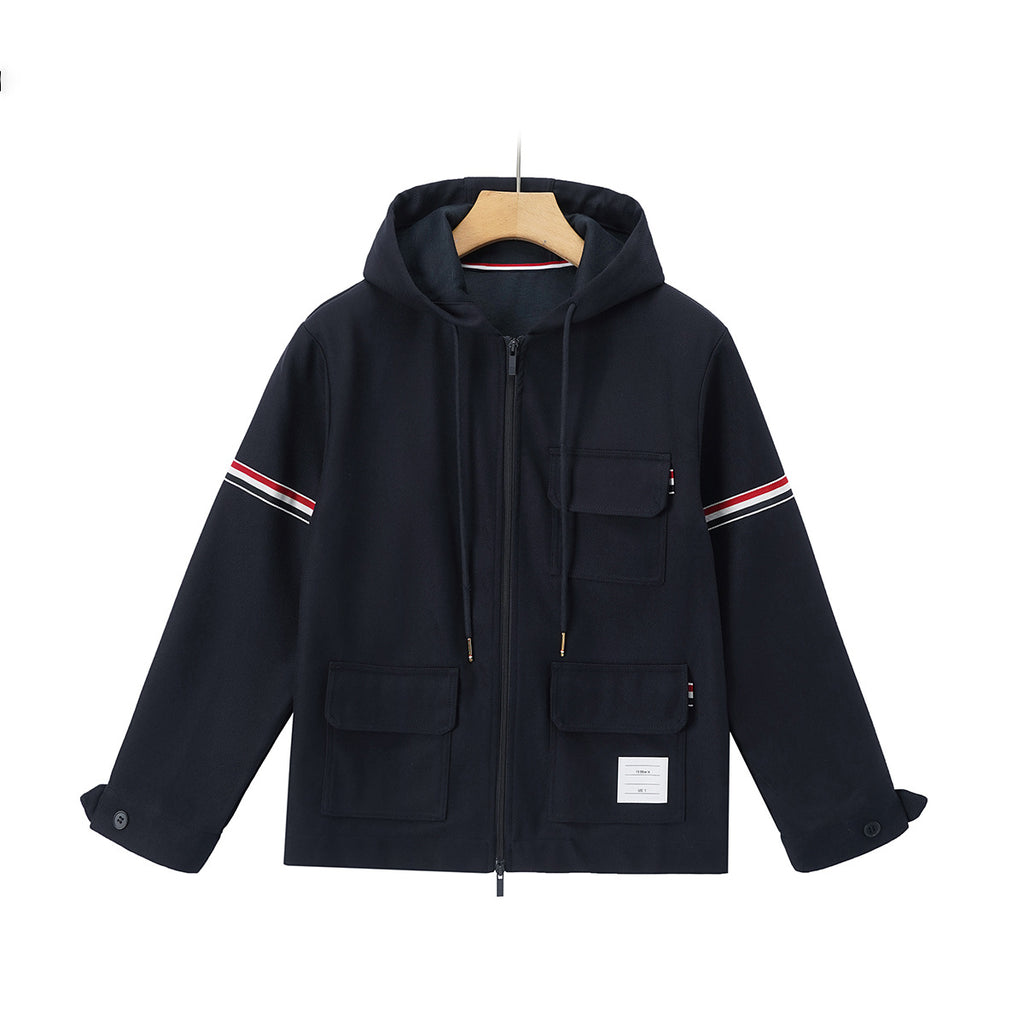 Mens gris printempsautomne manteau avec rouge et blanc rayures Webbing et plusieurs poches