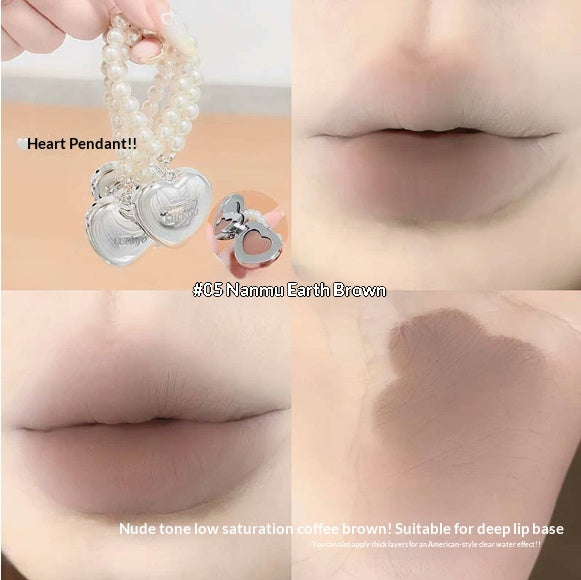 Le brillant à lèvres en forme de cœur a une texture douce et lisse