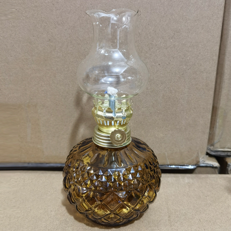 Vieille lampe en kérosène cristal