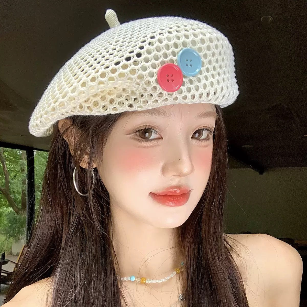 Casquette mince d'été avec petits boutons colorés