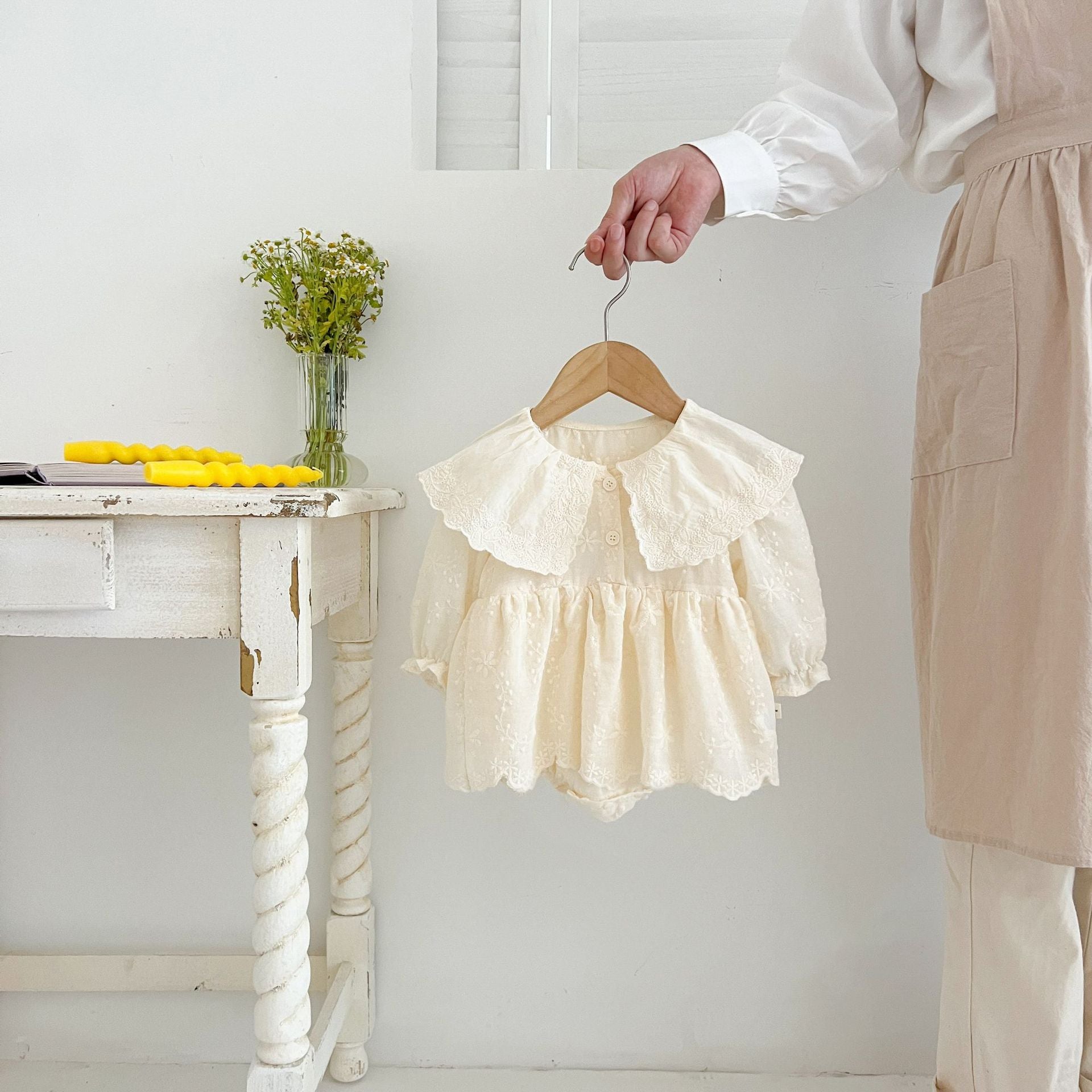 Dentelle brodée Collier Manches longues Maillots de bébé Gown