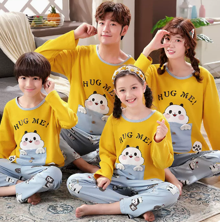 Une famille de trois ou quatre ensemble de pyjamas de coton à manches longues