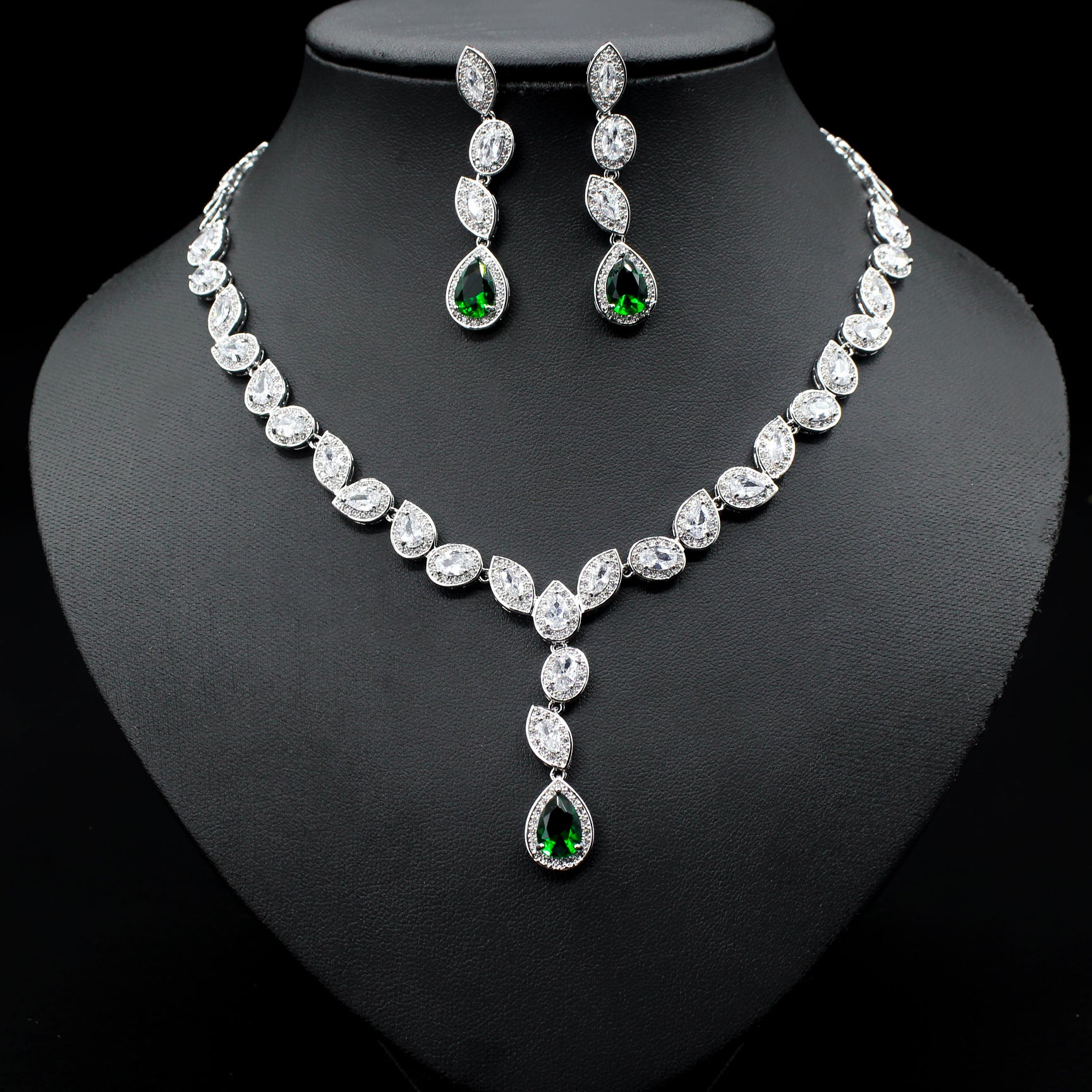 Couleur Zircon Collier Boucles d'oreilles Chaîne de clavicule Robe de mariage de luxe noble femme Trois p