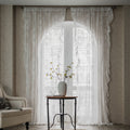 Fenêtre Balcon Bay en dentelle avec partition de sable blanc et rideaux pastoraux Wavy