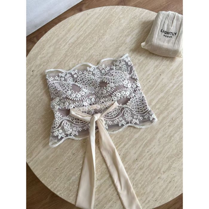 Camisole en dentelle sans pli, avec un détail Bow